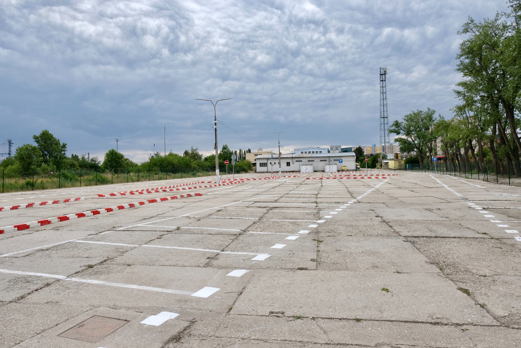 Aj takto vyzerá nové parkovisko. Pozor na nerovnosti. (Zdroj: Fb, Bratislava - hl. mesto)